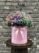 Цветочная композиция из Гипсофила и Розы в шляпной коробке в Невьянске