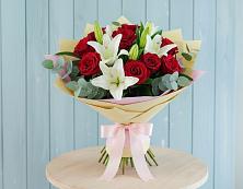 Букет цветов из:  Лилии и Розы в Невьянске