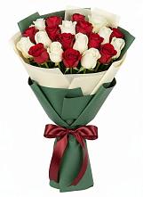 Букет Микс из красных и белых роз в Невьянске