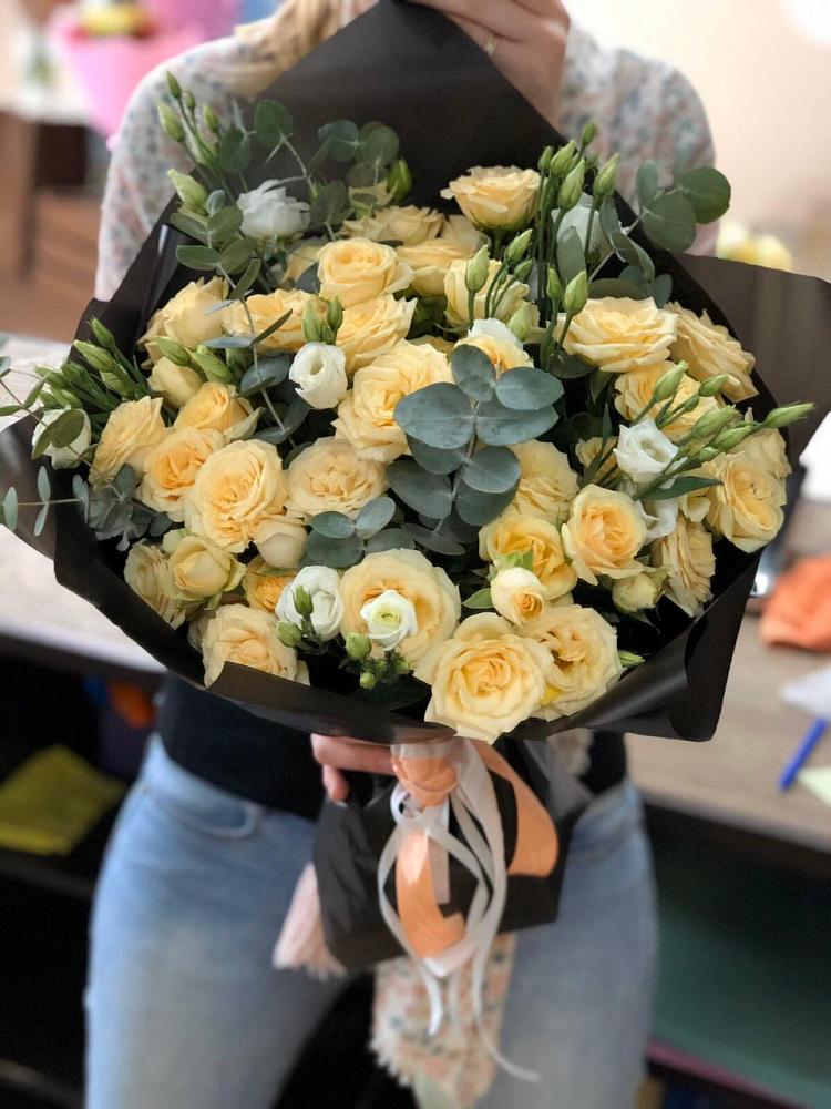 Букет цветов из: Розы и Лизиантусы в Невьянске