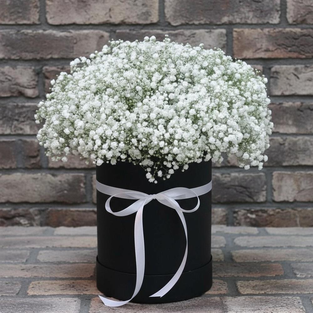 Цветочная композиция из Гипсофила в шляпной коробке в Невьянске