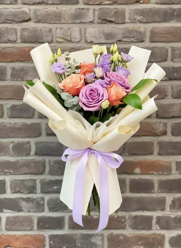 Букет цветов из: Лизиантусы и Розы в Невьянске