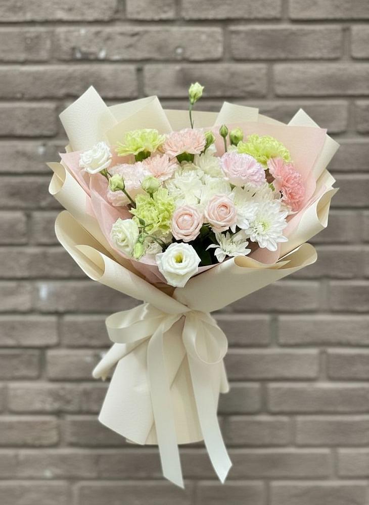 Букет цветов из: Гвоздики, Розы, Лизиантусы и Хризантемы в Невьянске