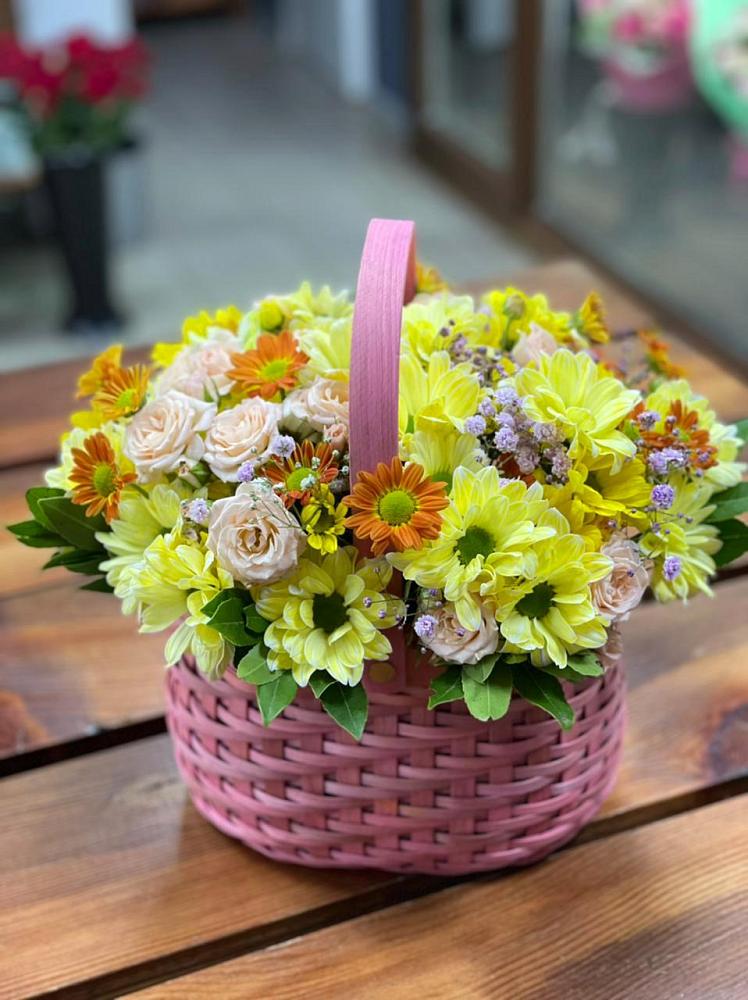 Цветочная композиция из Хризантемы и Розы в корзине в Невьянске