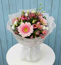 Букет цветов из:  Герберы, Альстромерии и Лизиантусы в Невьянске