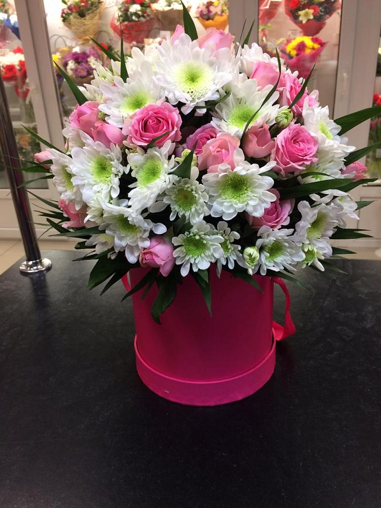 Цветочная композиция из Розы и Хризантемы в шляпной коробке в Невьянске