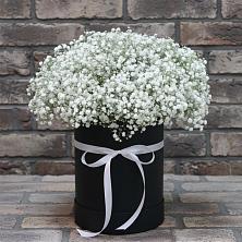 Цветочная композиция из Гипсофила в шляпной коробке в Невьянске