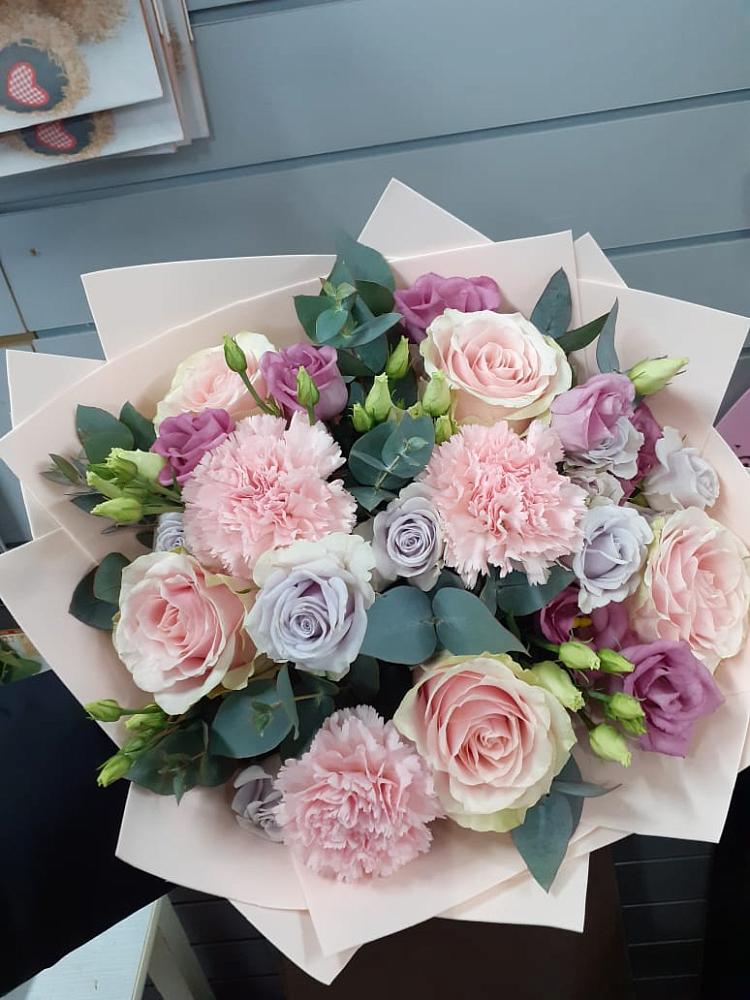 Букет цветов из: Розы, Гвоздики и Лизиантусы в Невьянске