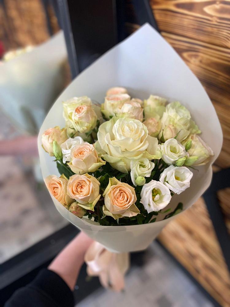 Букет цветов из: Розы и Лизиантусы в Невьянске