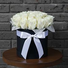 Цветочная композиция из Розы в шляпной коробке в Невьянске